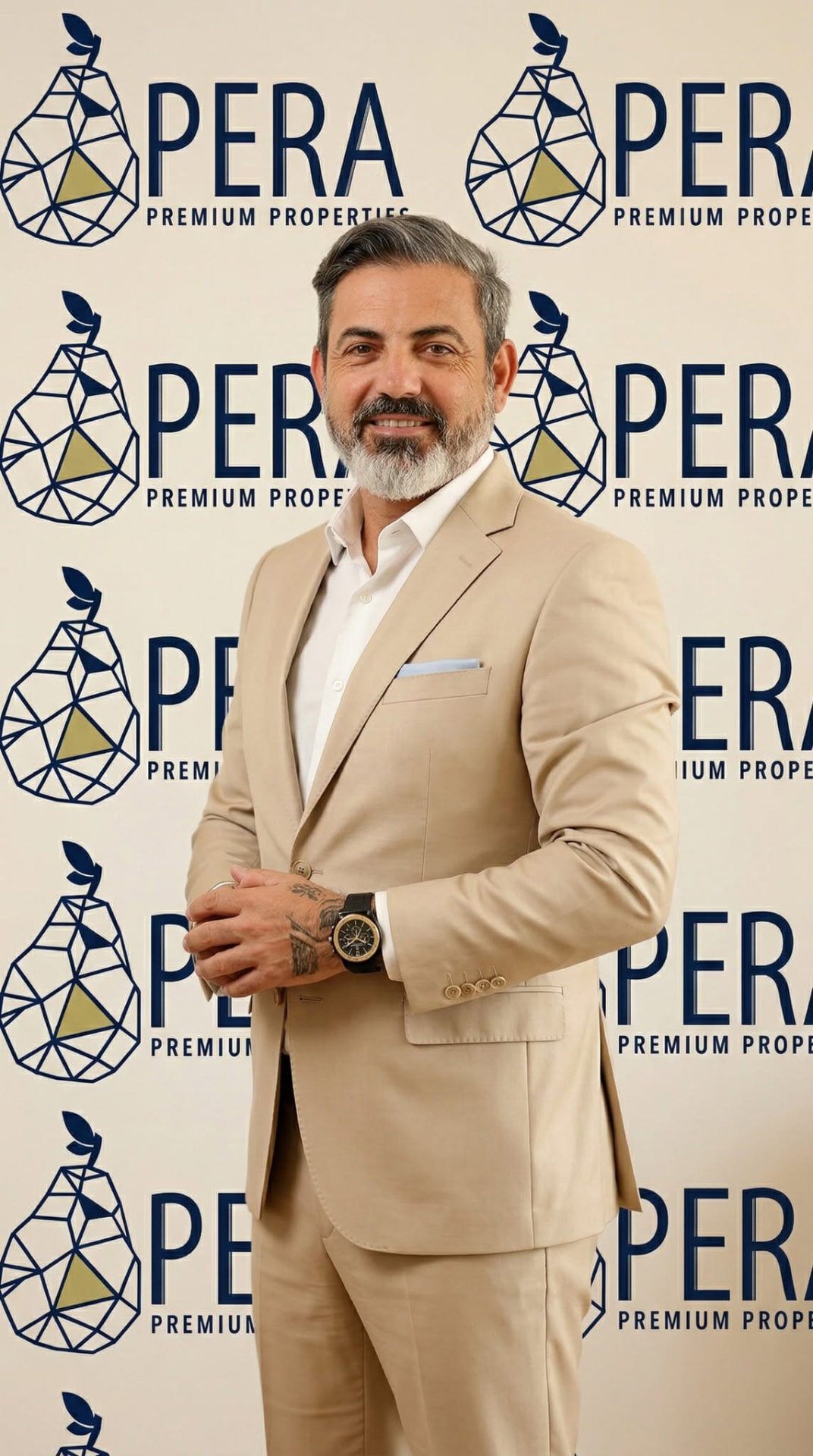 Alain Pestana, consultor imobiliário, de fato bege